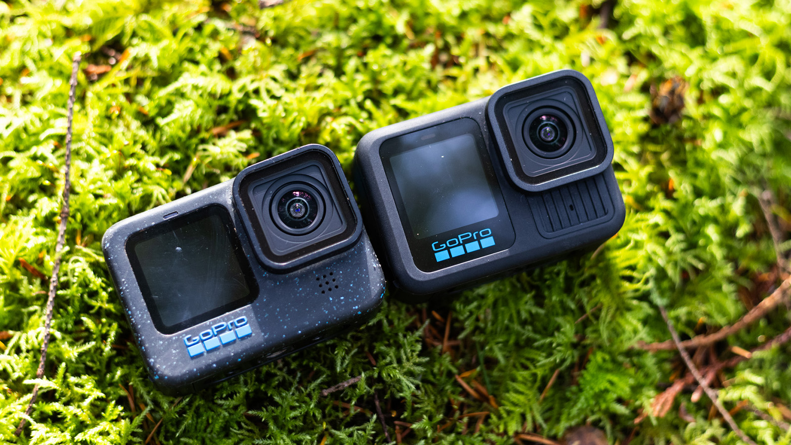 Слева – GoPro HERO12, справа – GoPro 13. Дизайн изменился не сильно. Фото: flowmountainbike.com Слева – GoPro 12, справа – GoPro 13. Дизайн изменился не сильно