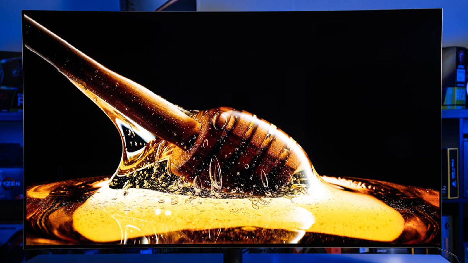 Глубоким чёрным цветом OLED-дисплеев уже удивить сложно, поэтому борьба идёт за плавность отображения оттенков. Фото: pcguide.com Глубоким чёрным цветом OLED-дисплеев уже удивить сложно, поэтому борьба идёт за плавность отображения оттенков