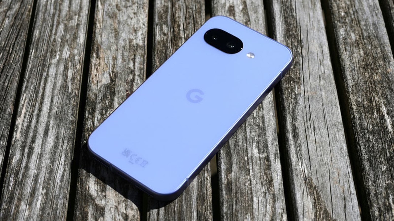 Pixel 9a, цвет корпуса называется Iris. Фото: theguardian.com Pixel 9a, цвет корпуса называется Iris