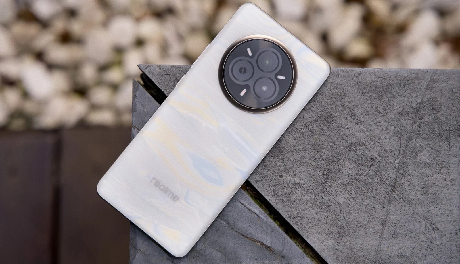 Realme 14 Pro в цвете Pearl White. Фото: hipertextual.com Realme 14 Pro в цвете Pearl White