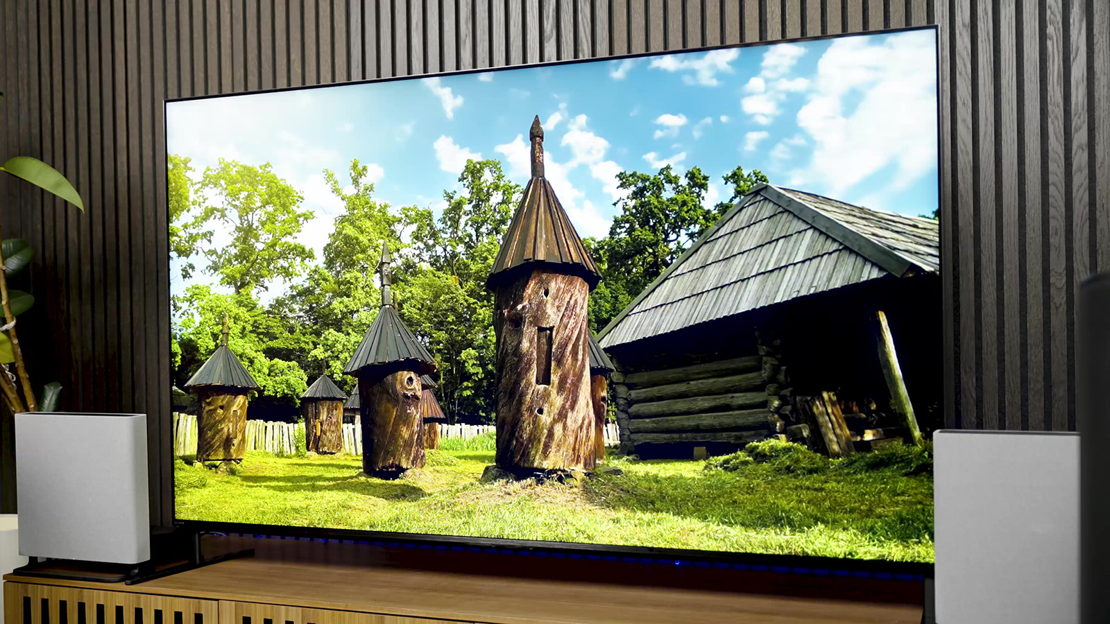В линейке всего 3 диагонали: 65", 75" и 85". Фото: digitaltrends.com В линейке всего 3 диагонали: 65", 75" и 85"