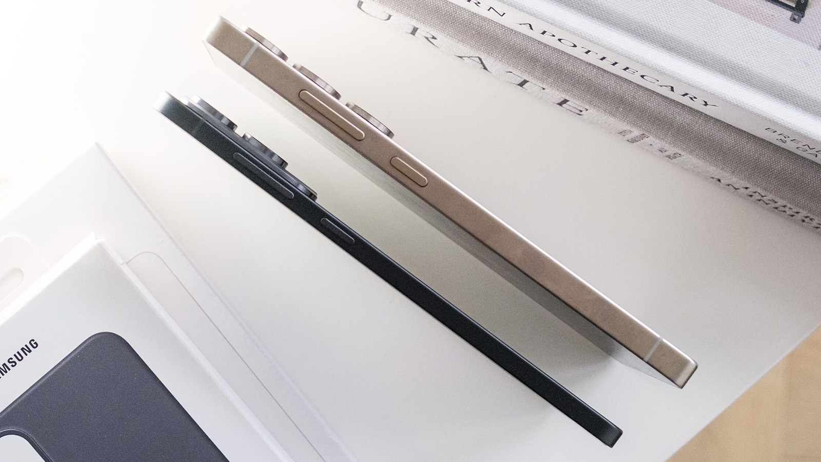Внизу – S25 Edge, вверху - S25 Ultra. Фото: mobilesyrup.com Внизу – S25 Edge, вверху - S25 Ultra.