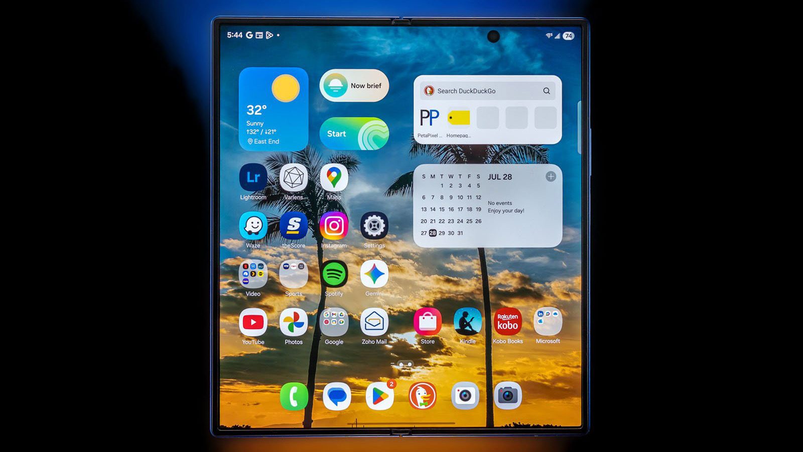 В разложенном виде получаем полноценный iPad mini
