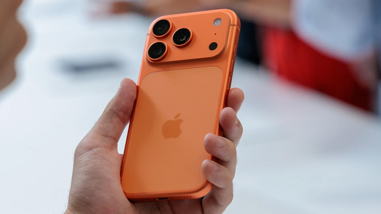 Давно мы не видели таких «ядрёных» цветов от Apple. Фото: bloomberg.com Давно мы не видели таких «ядрёных» цветов от Apple