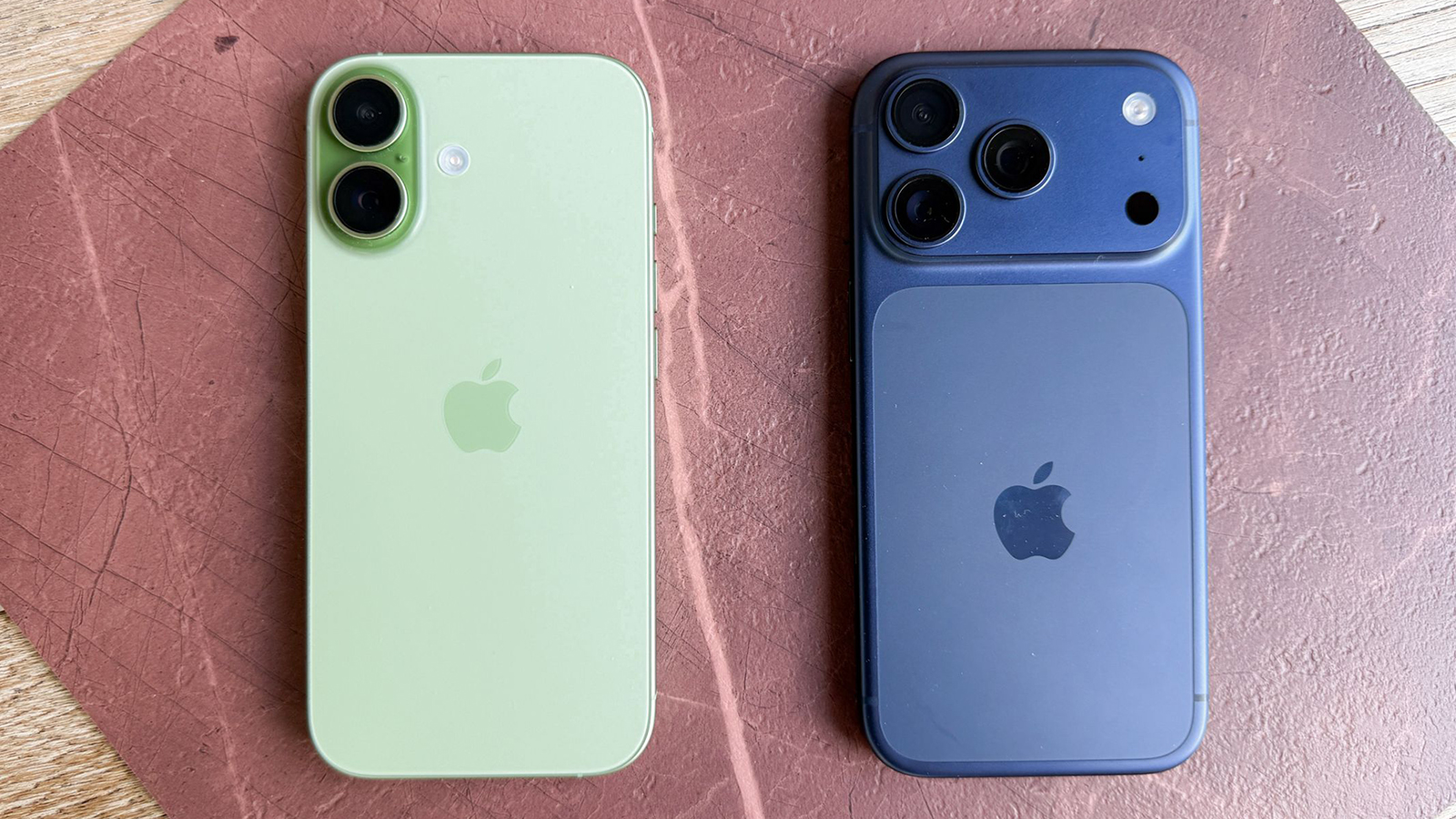 iPhone 17 и iPhone 17 Pro. Будет ли разница, если их перевернуть?