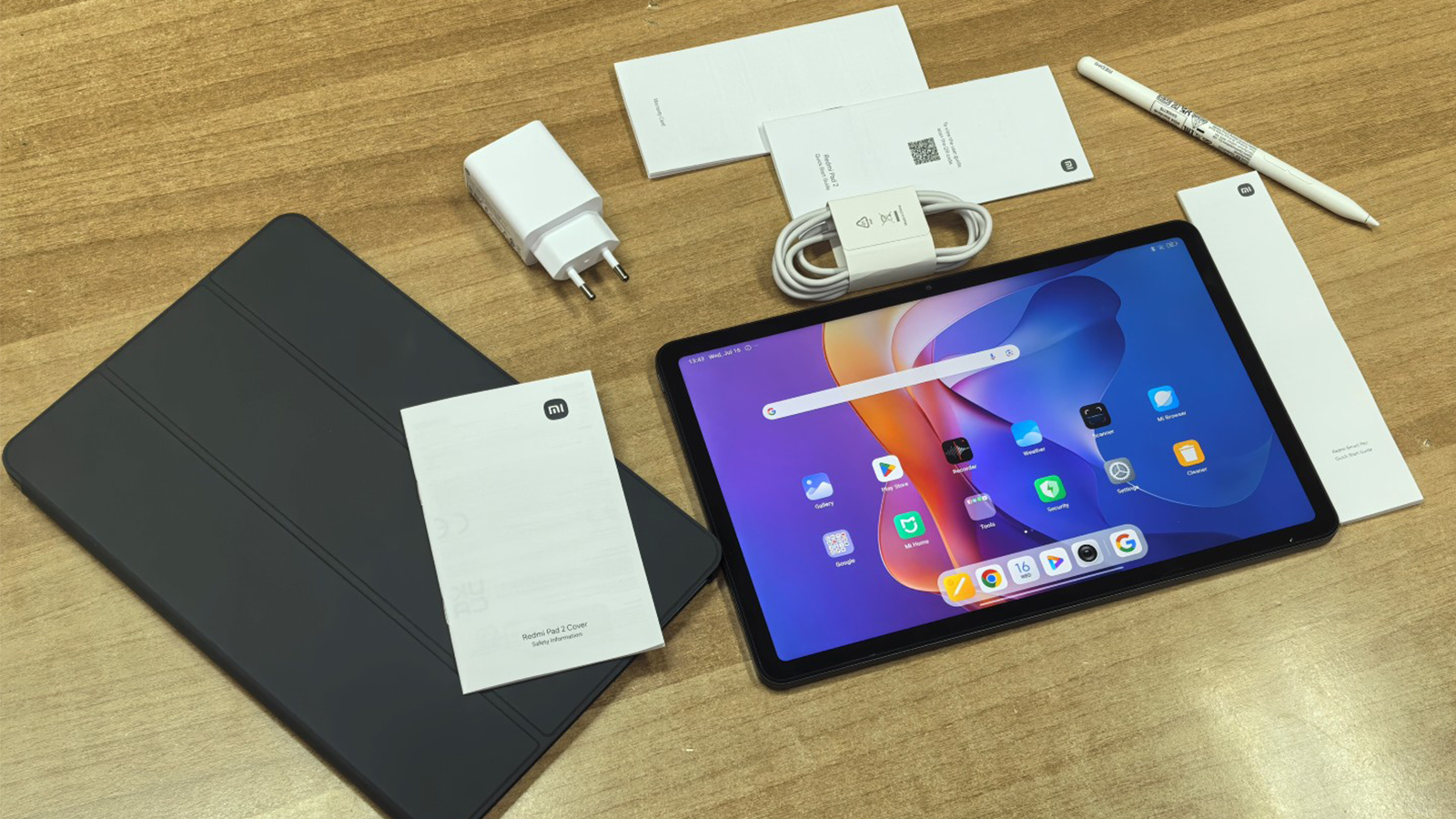 Стандартная комплектация Radmi Pad 2 (за исключением стилуса и чехла).