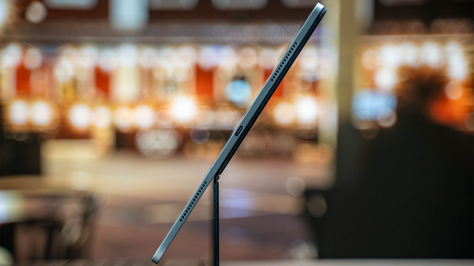 Толщина у 11-ти дюймов – 5.3 мм, у 13-ти, как ни странно, – 5.1 мм. Фото: Aloysius Low / canbuyornot.com Толщина у 11-ти дюймов – 5.3 мм, у 13-ти, как ни странно, – 5.1 мм