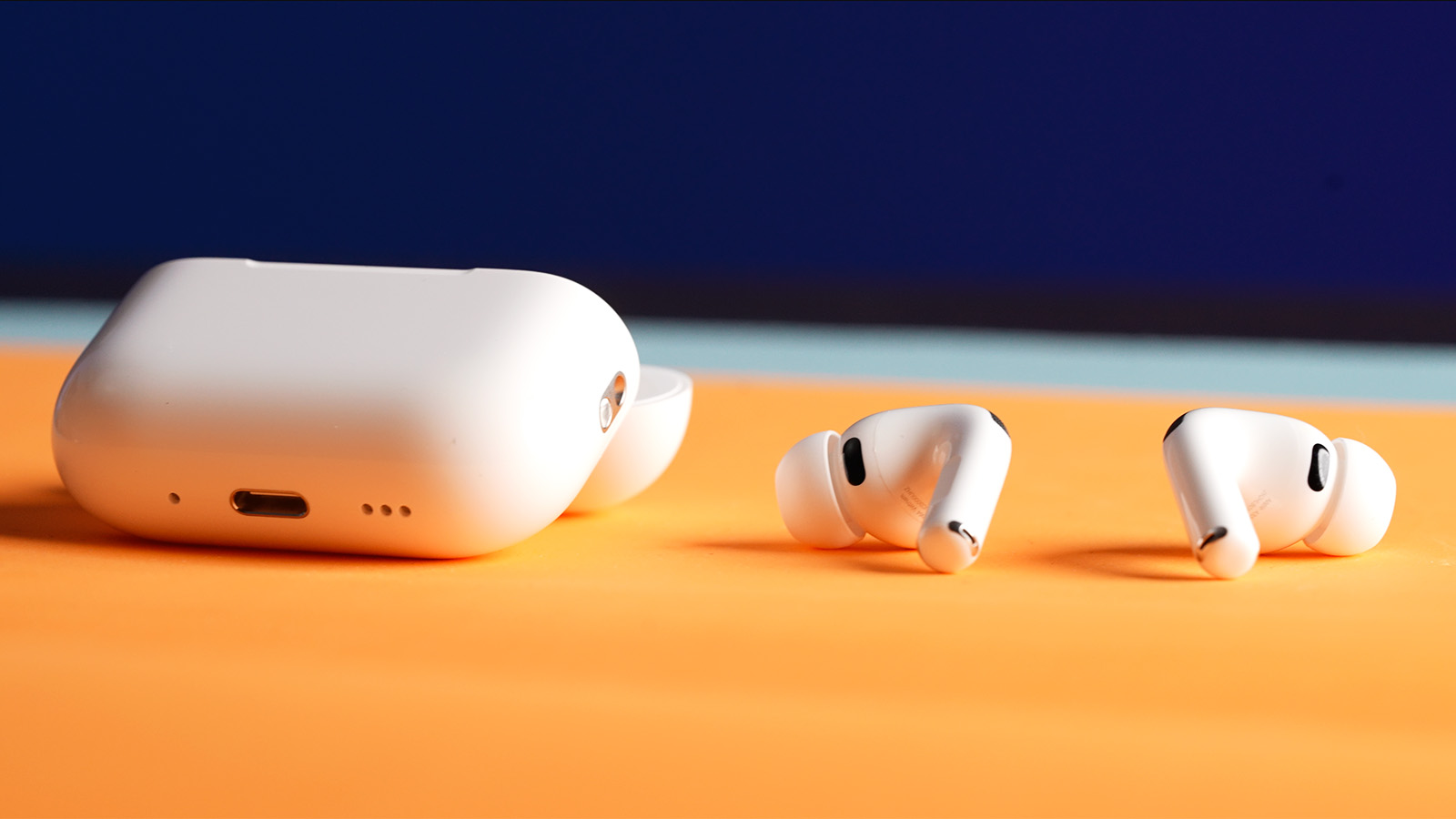 Визуально наушники практически не изменились, кейс уменьшать тоже не стали, за что отдельное спасибо. Визуально наушники практически не изменились, кейс уменьшать тоже не стали, за что отдельное спасибо.