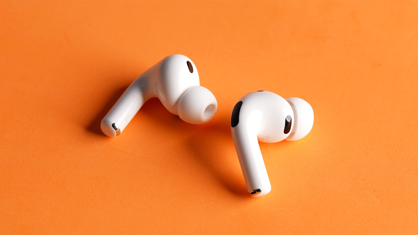 Новые чёрные вставки возле амбушюр – это и есть датчики сердечного ритма Новые чёрные вставки возле амбушюр – это и есть датчики сердечного ритма