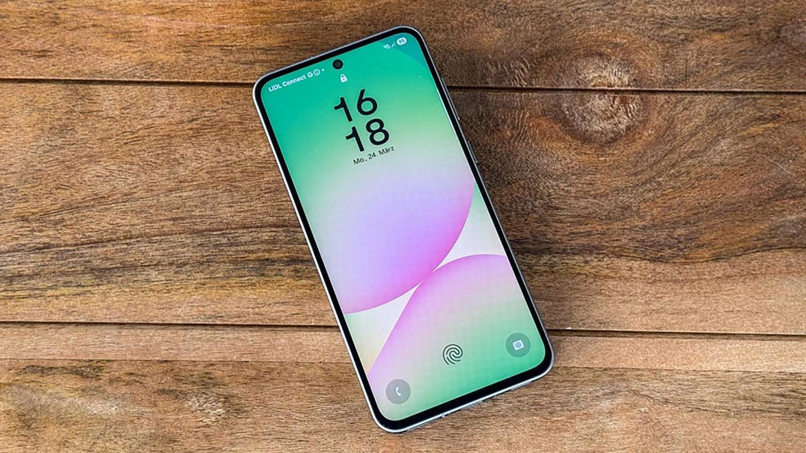 Galaxy A56 пытается занять нишу, когда просто звонков уже мало, но до скоростного гейминга ещё далеко. Фото: netzwelt.de Galaxy A56 пытается занять нишу, когда просто звонков уже мало, но до скоростного гейминга ещё далеко.